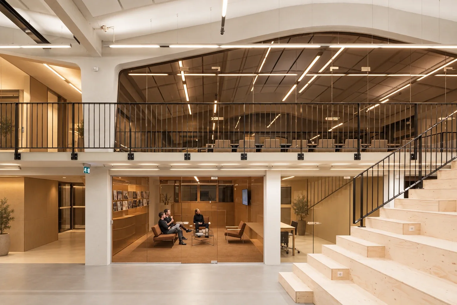 Interior de un estudio con sala de reuniones acristalada y gradas de madera