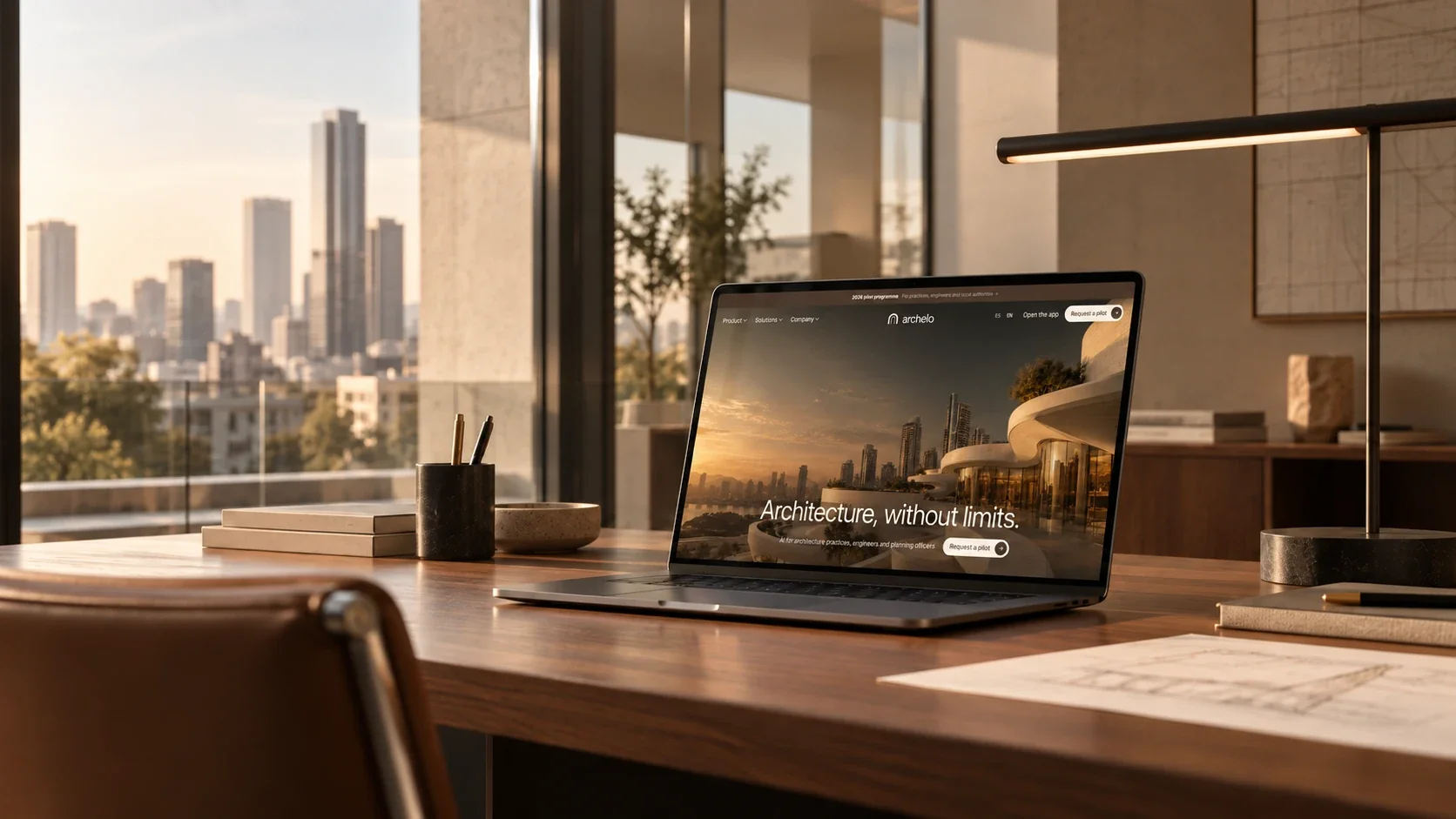 Portátil con la web de Archelo sobre la mesa de un estudio